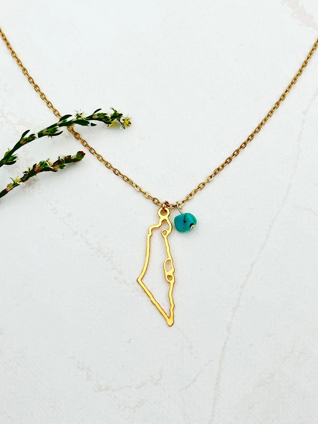 שרשרת ארץ ישראל עדינה בציפוי זהב 14 קראט עם תליון מפת ישראל ואבן טורקיז, עיצוב נשי ומלא משמעות