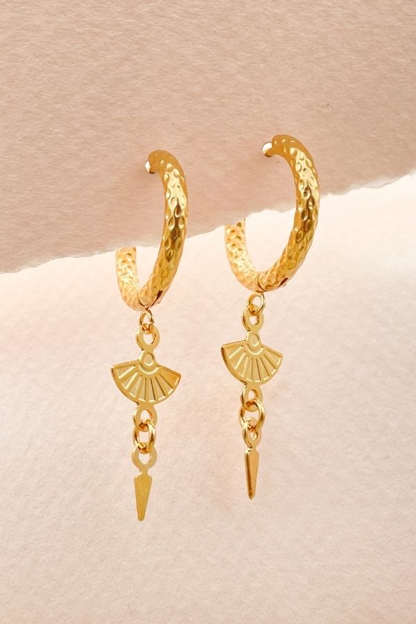 חישוקי אשל רקועים עם תליון בניחוח אתני ייחודי עם תנועה יפהפה מבית הדס קוקה תכשיטים