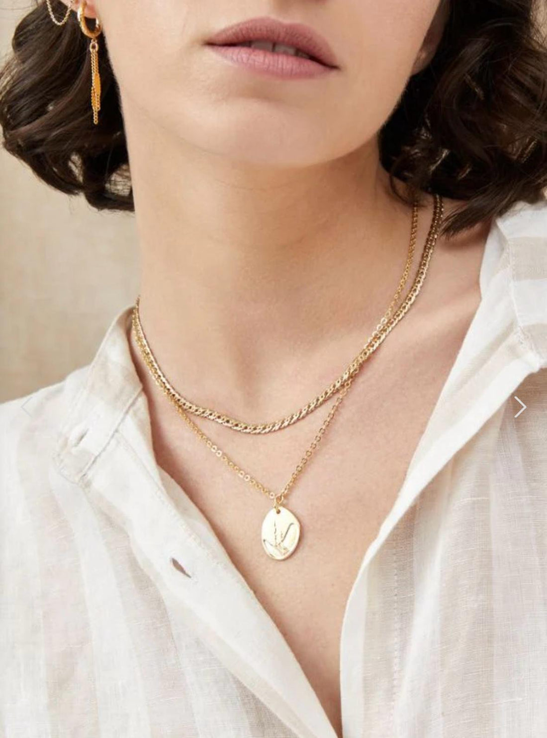 שרשרת חוליות עדינה עם תליון א-סימטרי בציפוי זהב וחריטת פריחה