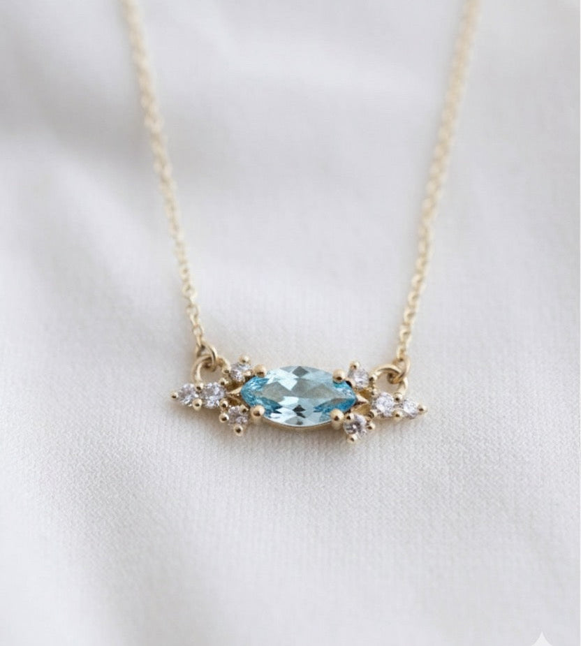 שרשרת זהב 14K עם תליון מרקיזה, אבן חן מרכזית ושיבוץ יהלומים טבעיים בעיצוב מלכותי.