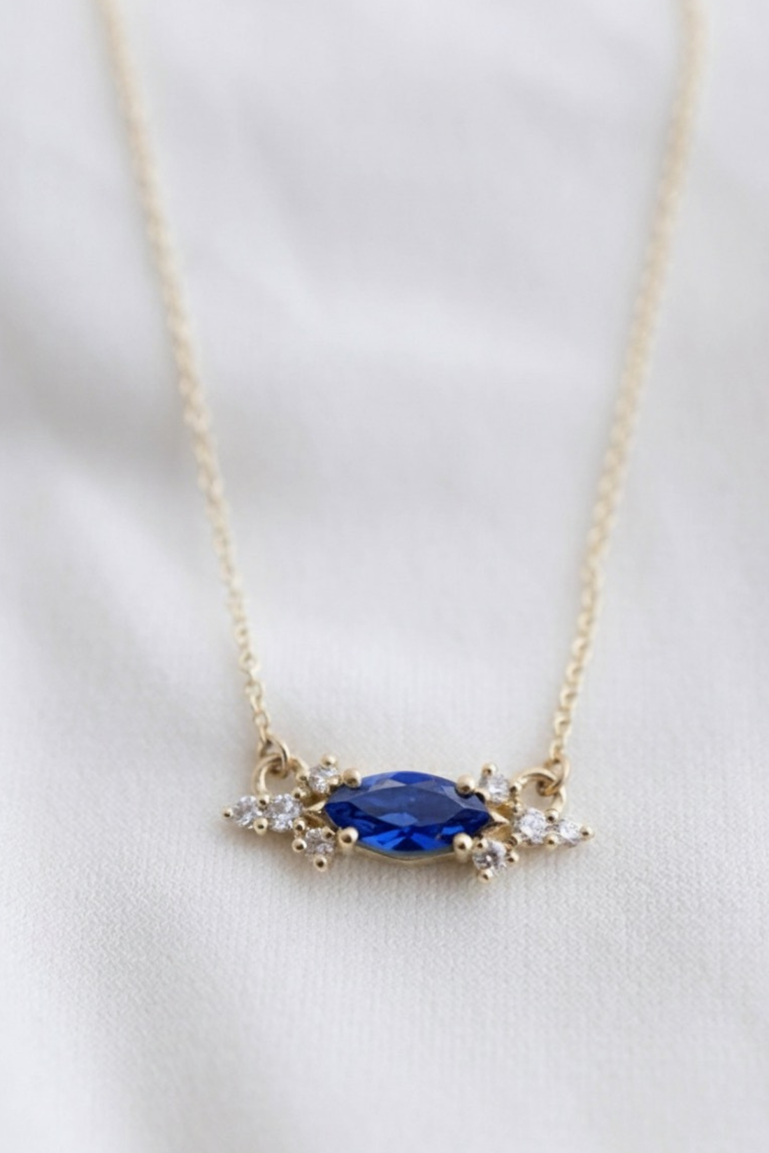 שרשרת זהב 14K עם תליון מרקיזה, אבן חן מרכזית ושיבוץ יהלומים טבעיים בעיצוב מלכותי.