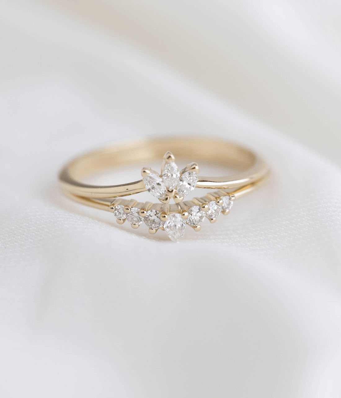 סט זוג טבעות זהב 14K – טבעת וי משובצת יהלומים וטבעת לוטוס משובצת יהלומים טבעיים בעיצוב מלכותי.