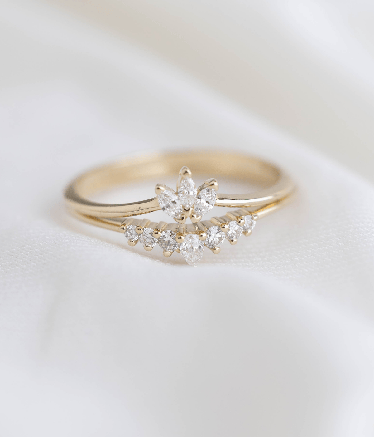 סט זוג טבעות זהב 14K – טבעת וי משובצת יהלומים וטבעת לוטוס משובצת יהלומים טבעיים בעיצוב מלכותי.