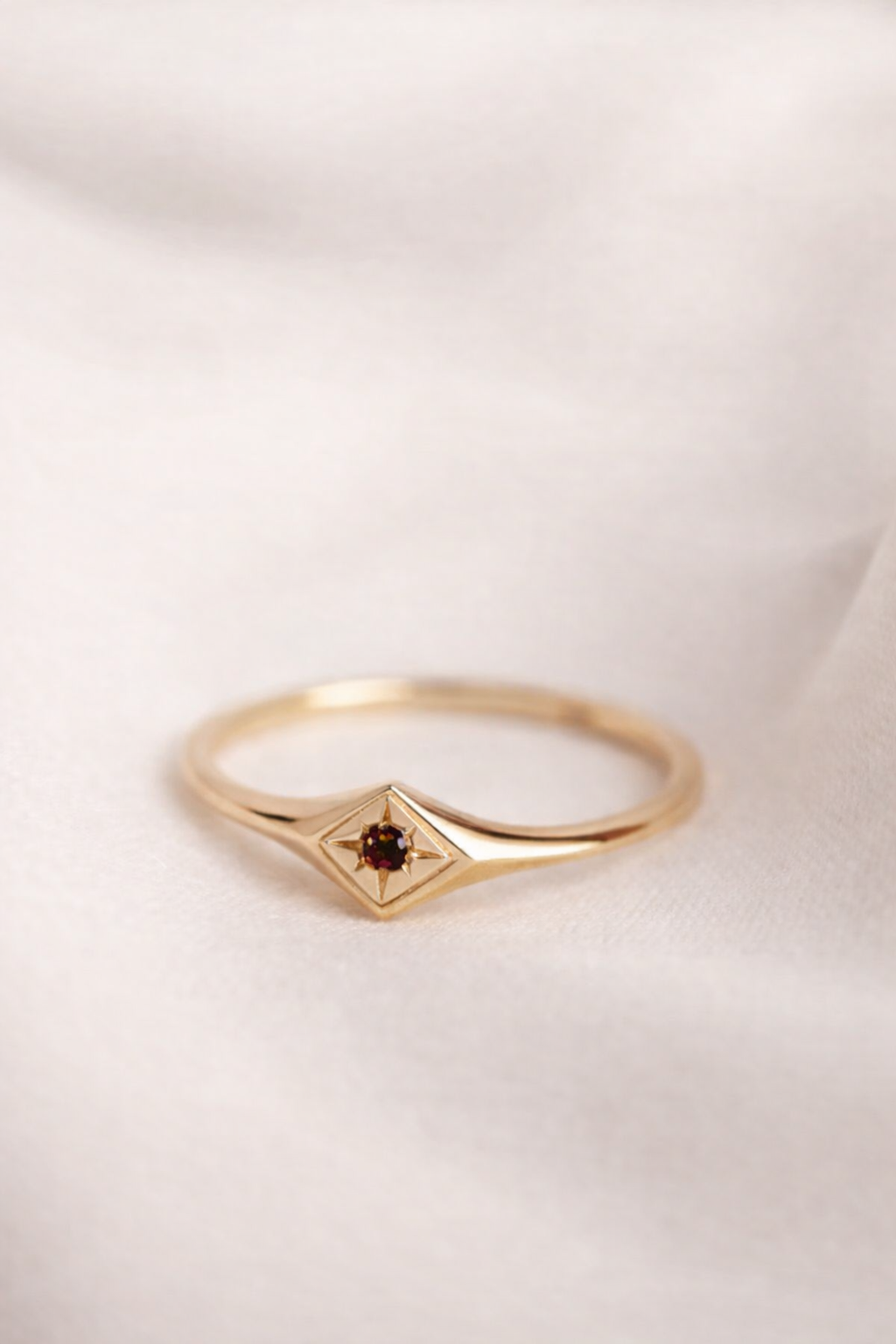 טבעת זהב 14K בעיצוב וינטג’ קלאסי עם אבן גרנט חומה טבעית בשיבוץ כוכב.