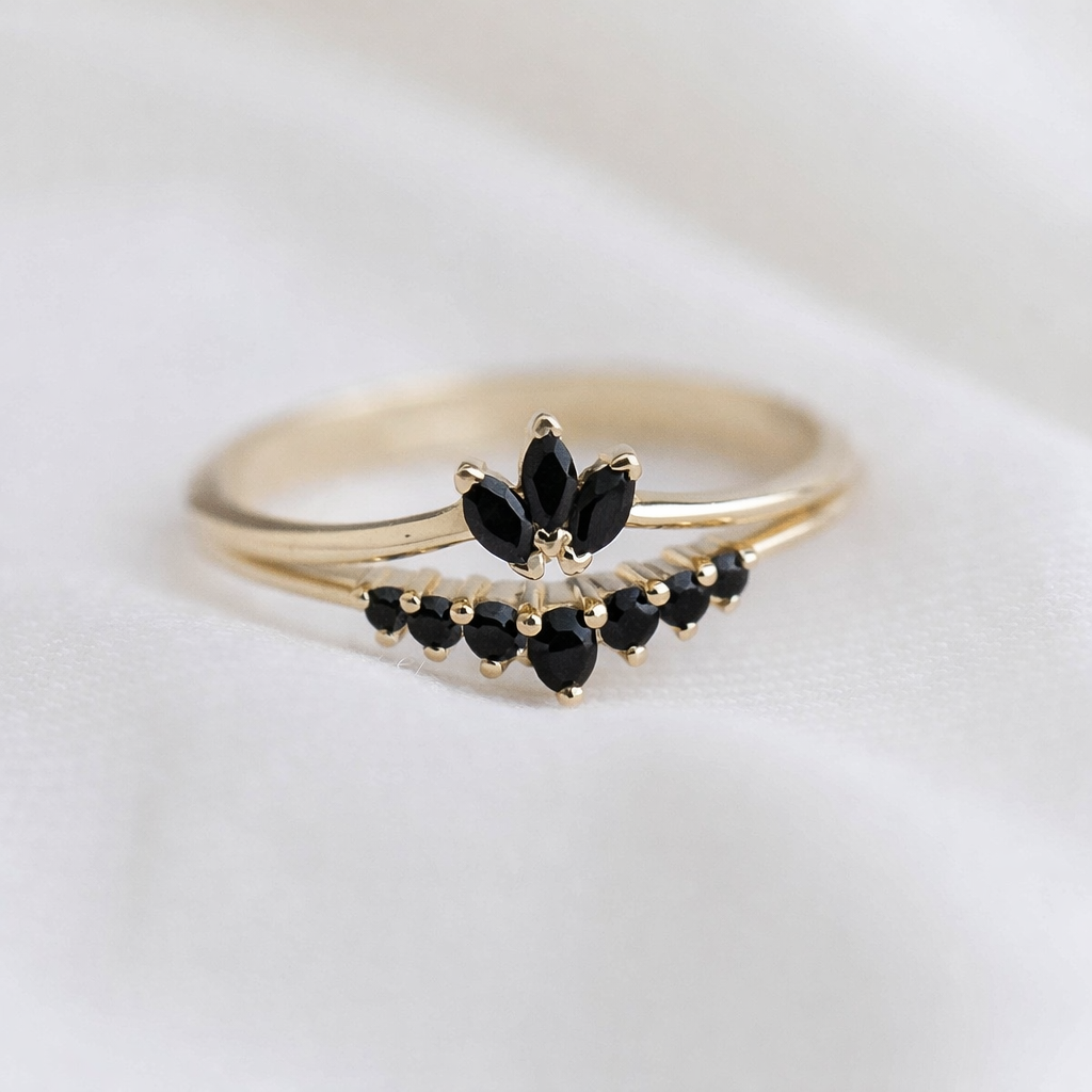 סט זוג טבעות זהב 14K – טבעת וי משובצת יהלומים שחורים וטבעת לוטוס משובצת יהלומים שחורים בעיצוב מלכותי.