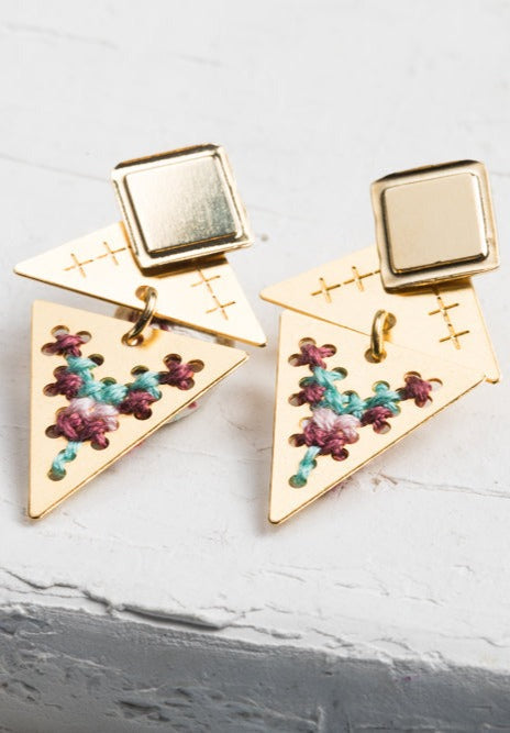 עגיל רקום בעבודת יד בגווני בורדו, ורוד בהיר ותכלת, מודולרי עם שתי אופציות לענידה, אומנותי ובעל נוכחות.