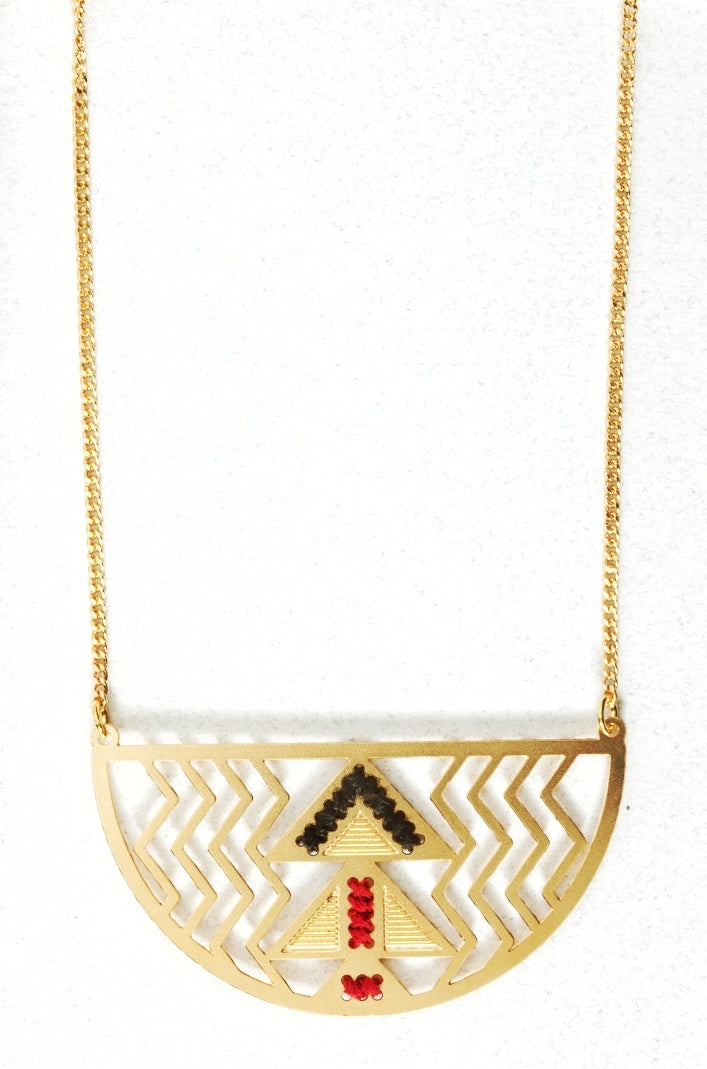שרשרת איאנה בוהו שיק עם תליון רקום בעבודת יד ברקמת איקסים, עיצוב שבטי ומודרני.