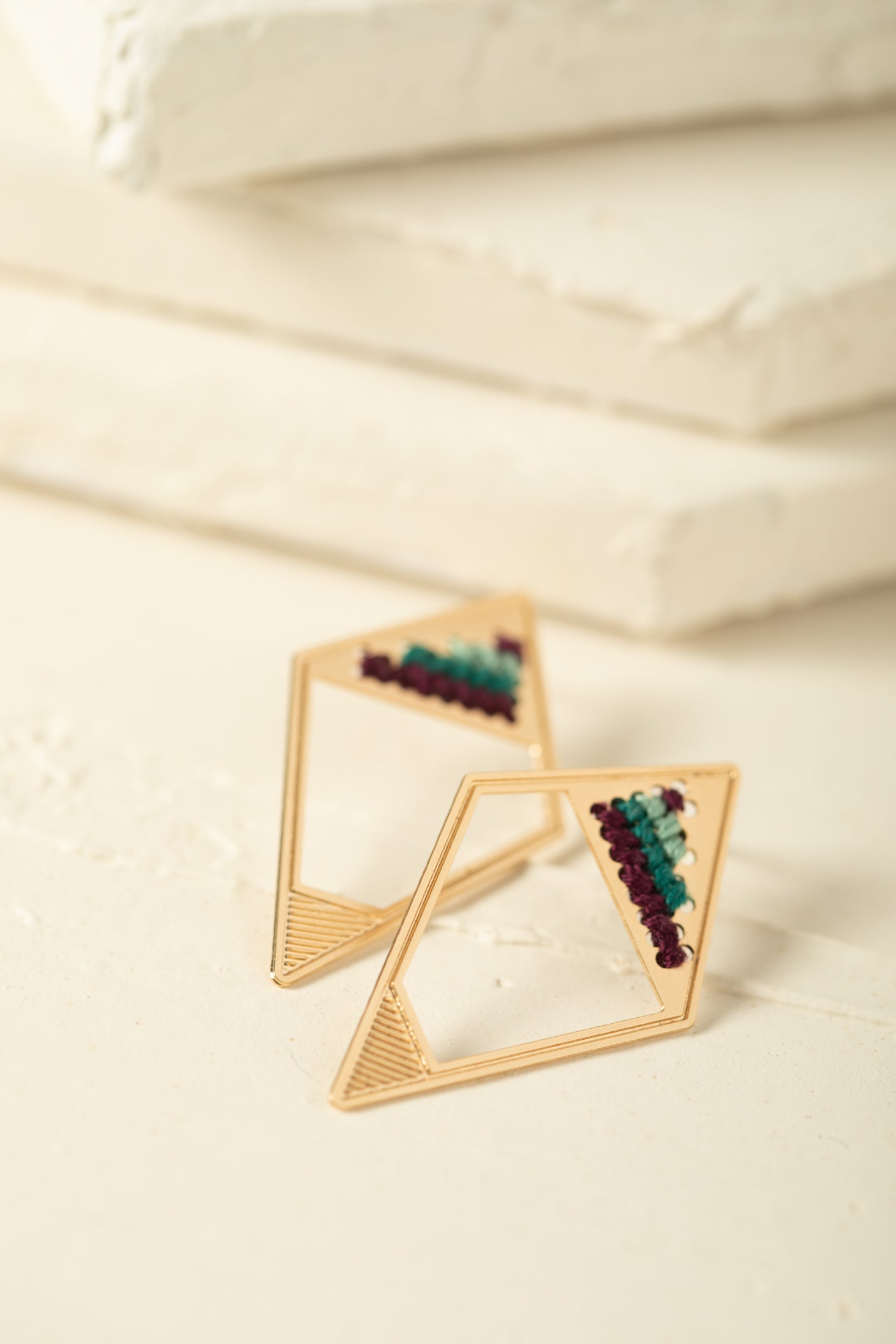 עגיל רונה עם רקמה בגווני סגול- טורקיז