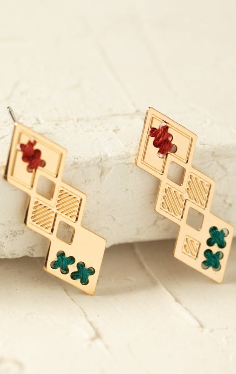 עגיל דגם יולי – עגילים בעיצוב גאומטרי עם רקמה בעבודת יד, במראה עדין, אומנותי ומלא נוכחות.