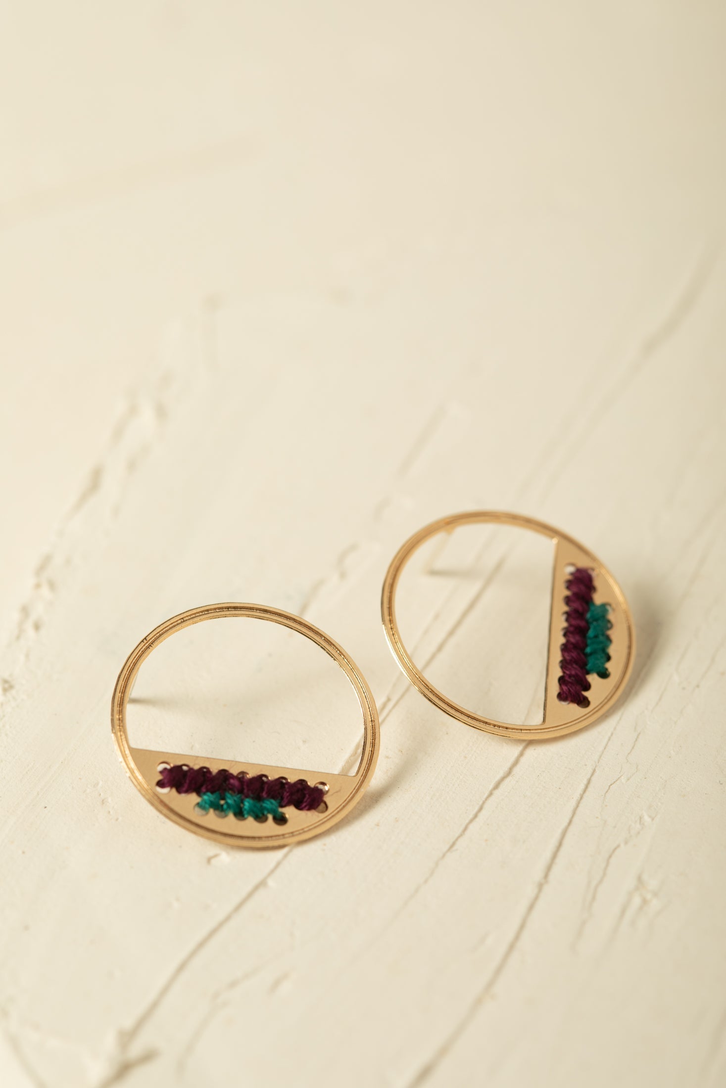 עגיל צוף עם רקמה לבחירתך