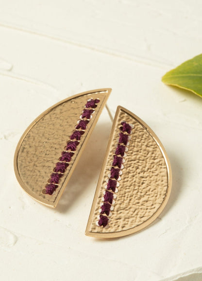 עגיל רקום בעבודת יד, מלא נוכחות ואומנותי, מתאים לכל לוק.