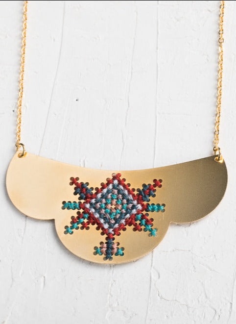 שרשרת עם תליון רקום בעבודת יד ברקמת איקסים על גבי מתכת, תכשיט אומנותי וייחודי