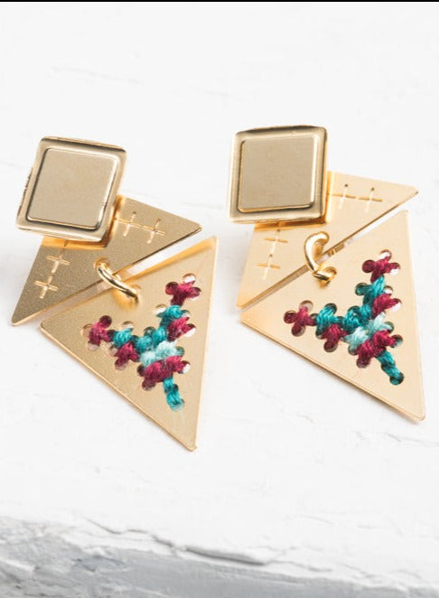 עגיל רקום בעבודת יד בגווני בורדו וכחול, מודולרי עם שתי אופציות לענידה, אומנותי ובעל נוכחות.