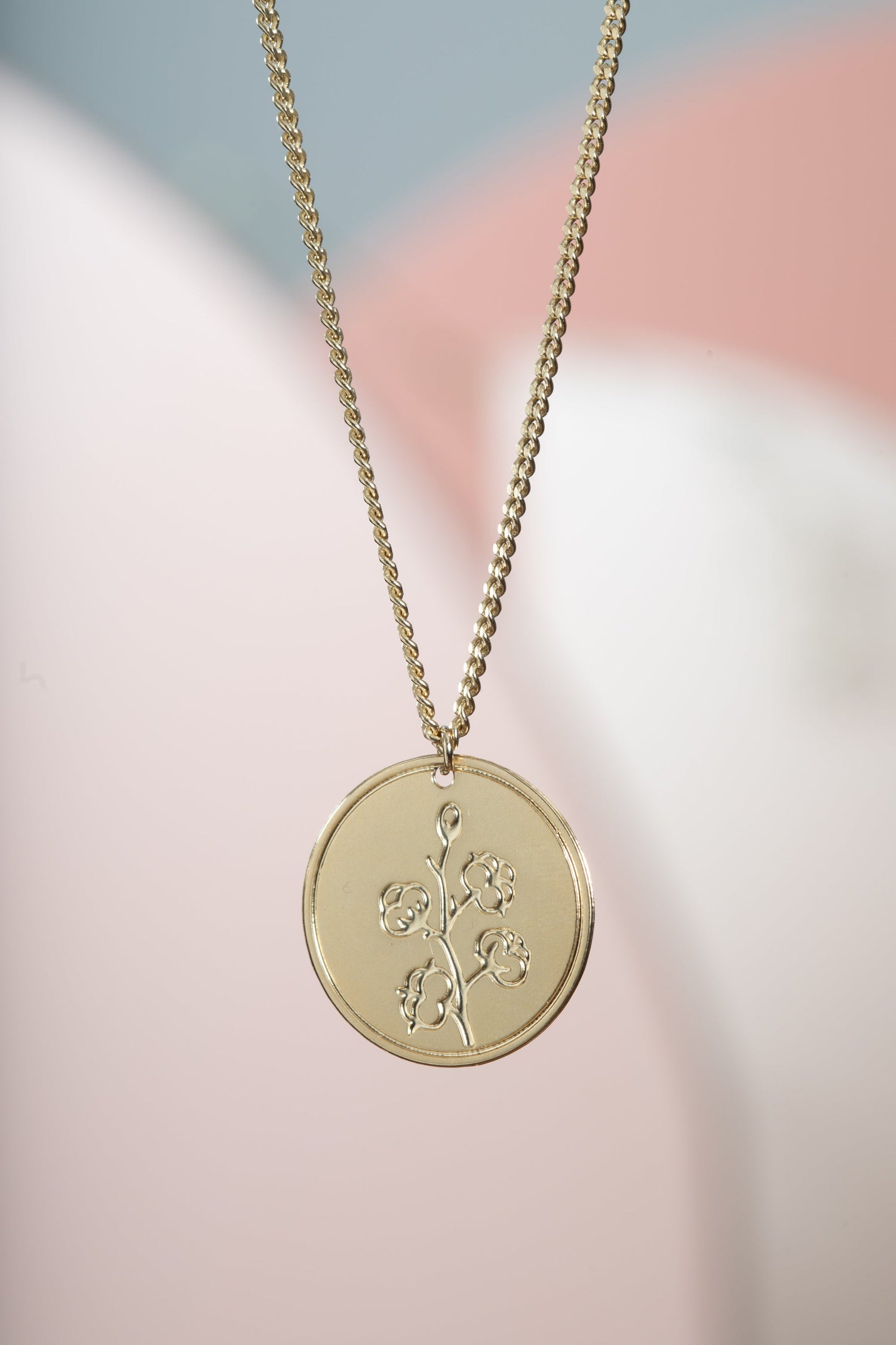 שרשרת כותנה עם מילה חרוטה מבית הדס קוקה תכשיטים – תליון עגול עם ציור עדין של פרח, תכשיט משמעותי בעיצוב ייחודי