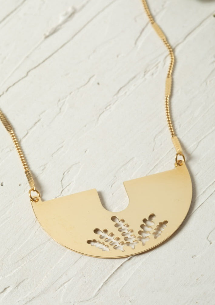 שרשרת בעבודת יד עם תליון של חמישה ענפים פתוחים בתנועה, בעיצוב אורגני עם נוכחות