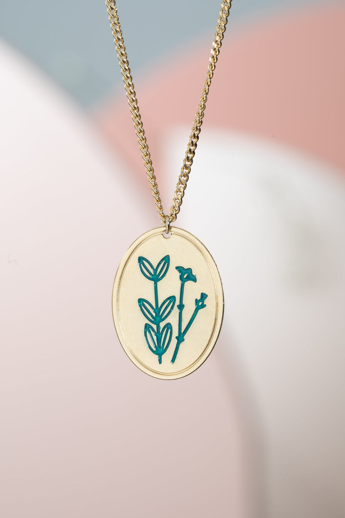שרשרת פרח בר בצבע טורקיז תליון אובל ציפוי זהב עם חריטת מילה מבית הדס קוקה תכשיטים – תכשיט עם ערך ומשמעות  