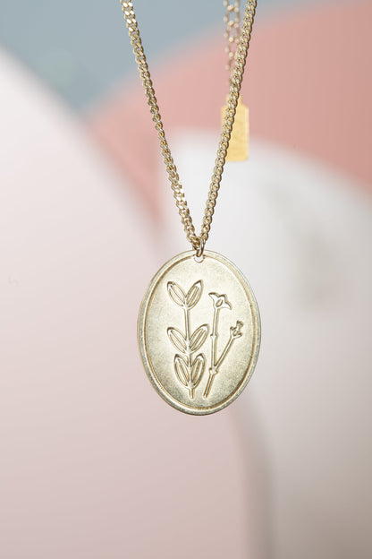 שרשרת פרח בר תליון אובל ציפוי זהב עם חריטת מילה מבית הדס קוקה תכשיטים – עיצוב מיוחד עם משמעות אישית