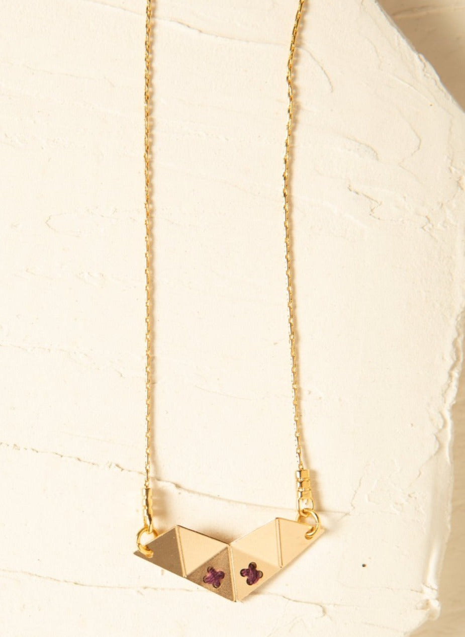 שרשרת אוריגמי קטנה עם רקמה בעבודת יד, תלויה על שרשרת עדינה.