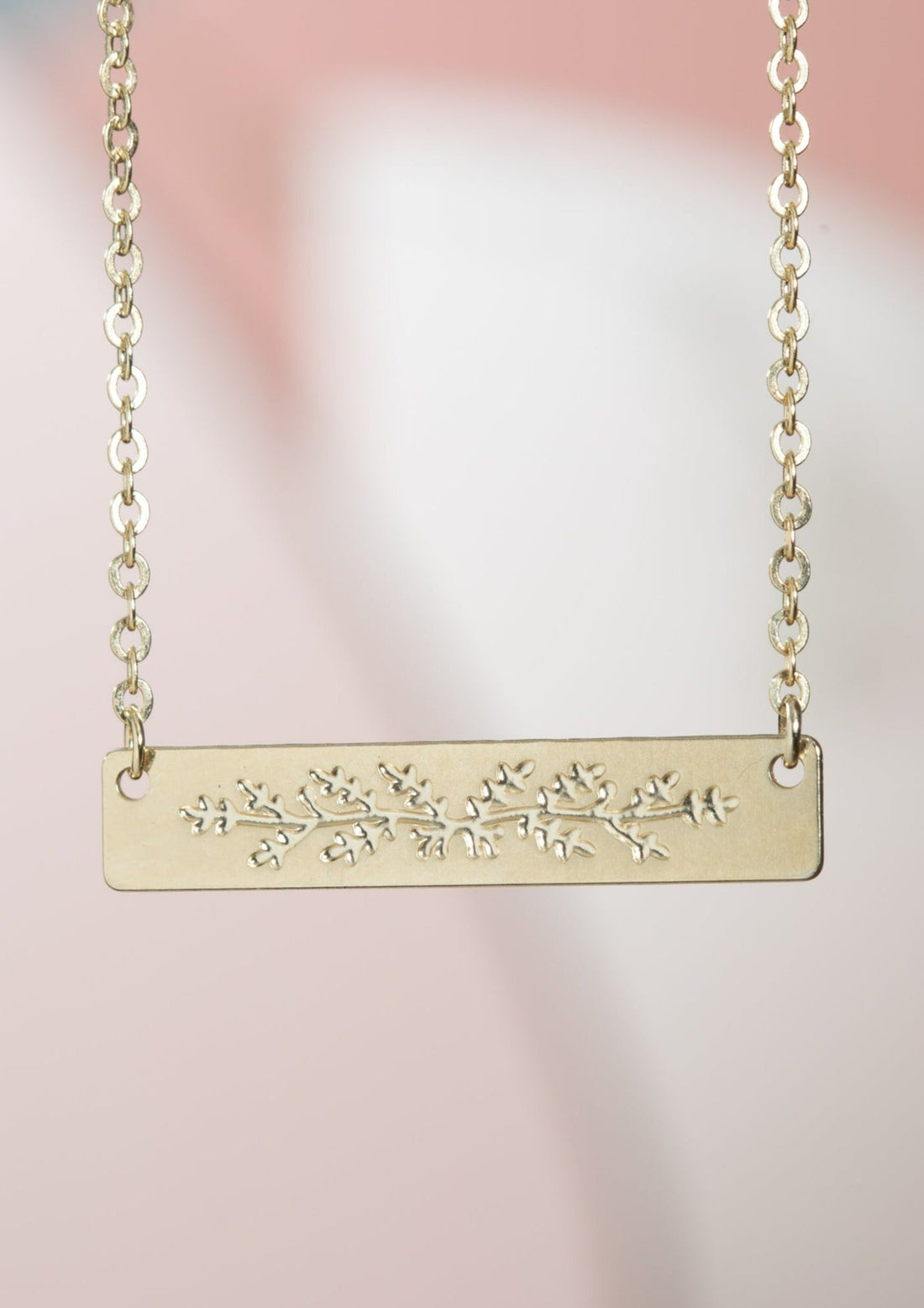  שרשרת אלון ציפוי זהב מבית הדס קוקה תכשיטים עם תליון מלבני מוזהב וחריטת עיטור ענף עלים עדין