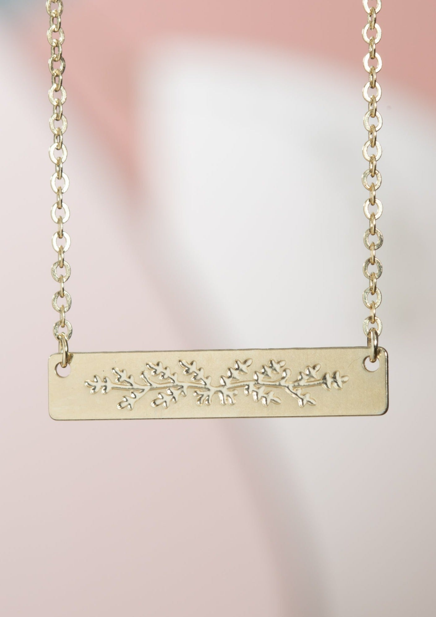  שרשרת אלון ציפוי זהב מבית הדס קוקה תכשיטים עם תליון מלבני מוזהב וחריטת עיטור ענף עלים עדין