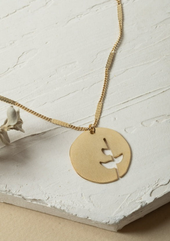 שרשרת תליון עגול לא מושלם עם צורת צמח, תכשיט עדין מסמל צמיחה ושאיפה למעלה, מתנה מושלמת, עבודת יד ישראלית.