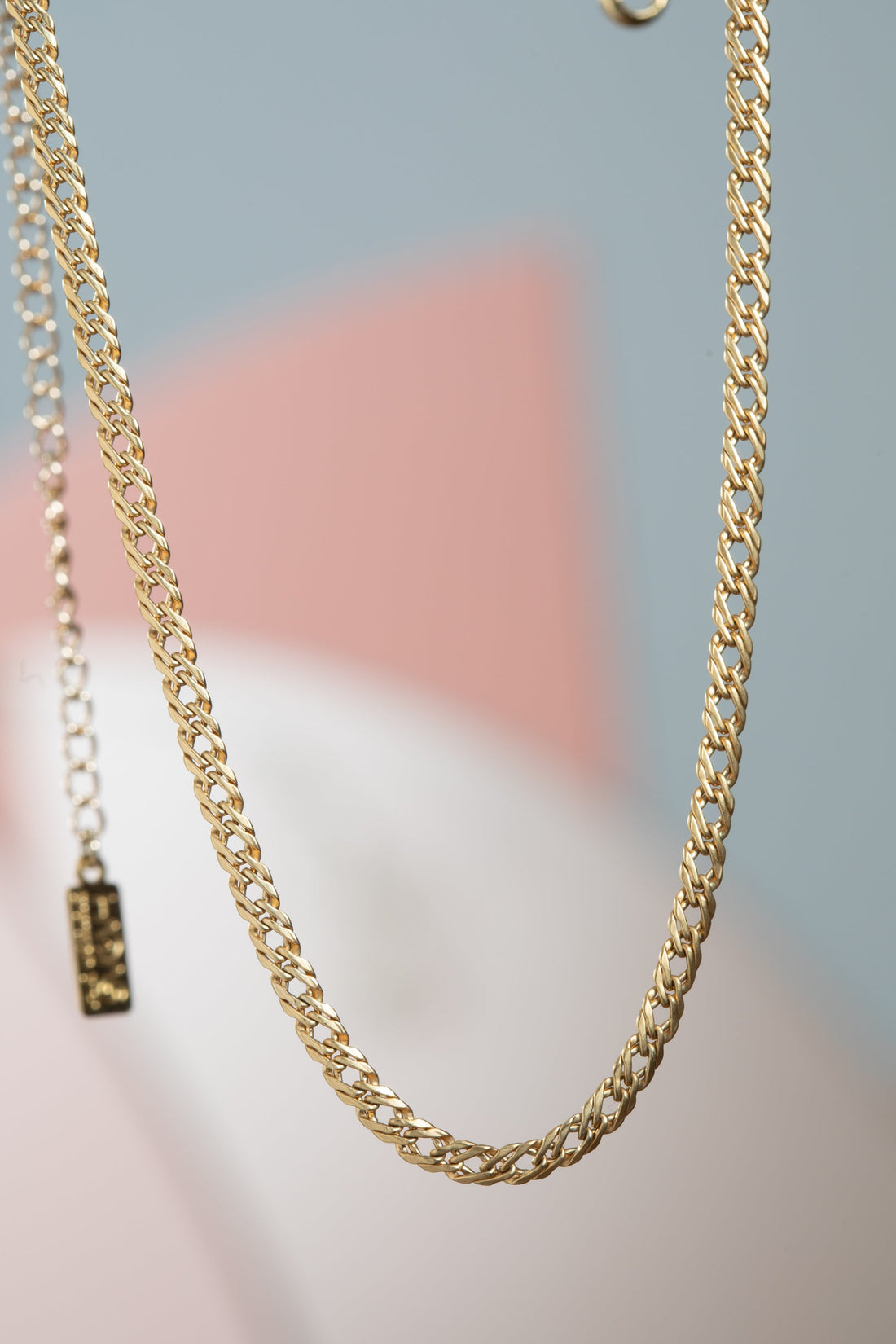 שרשרת זהב קלאסית, מצופה זהב, היפו-אלרגית וללא ניקל, מושלמת לענידה לבד או בשכבות עם שרשראות נוספות.