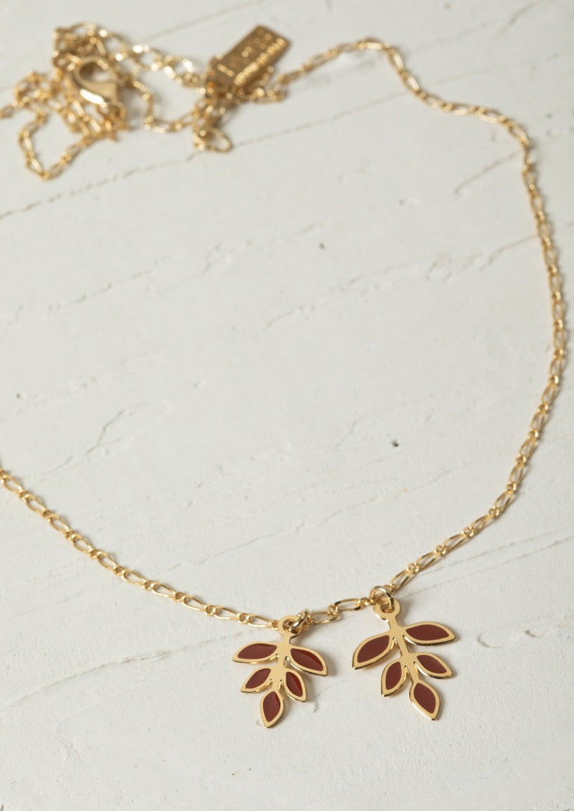 שרשרת אישית בעבודת יד עם תיליוני צמחים צבעוניים, בעיצוב עדין ומלא משמעות, המסמלת צמיחה, חיבור וסיפור אישי.