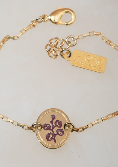 צמיד כותנה עם חריטה של פרח כותנה בצבע סגול וחריטת המילים &