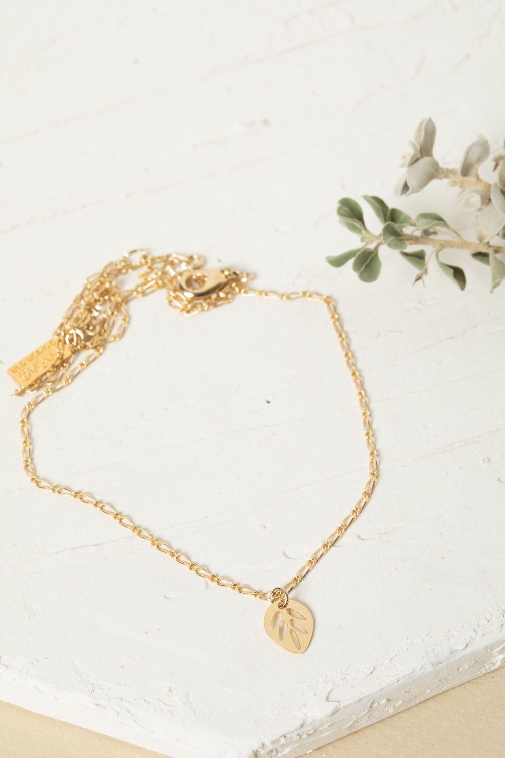 שרשרת זהב אישית עם תיליוני עלים קטנים וגדולים בעיצוב טבעי