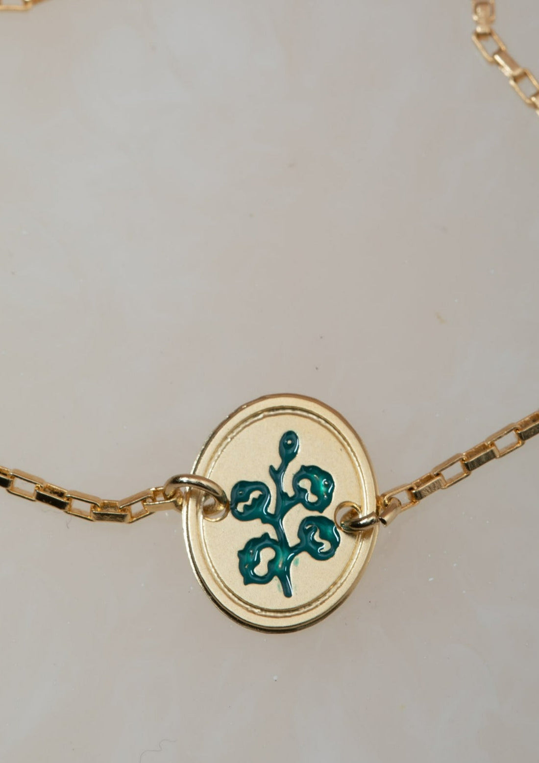 צמיד כותנה עם חריטה של פרח כותנה בצבע טורקיז וחריטת המילים &