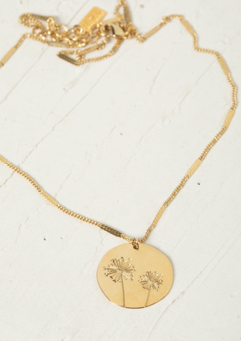 שרשרת מצופה זהב עם תליון עגול לא מושלם והטבעה של זוג סביונים בעיצוב עדין ומלא תנועה