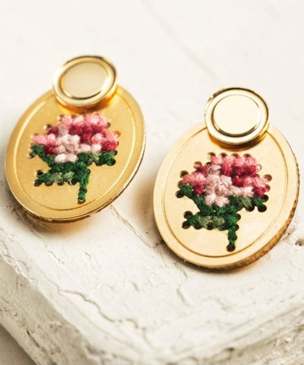 עגיל רקום בעבודת יד עם דוגמת איקסים על מתכת מצופה זהב, בעיצוב מודולרי עם שתי אופציות לענידה, אומנותי וייחודי.