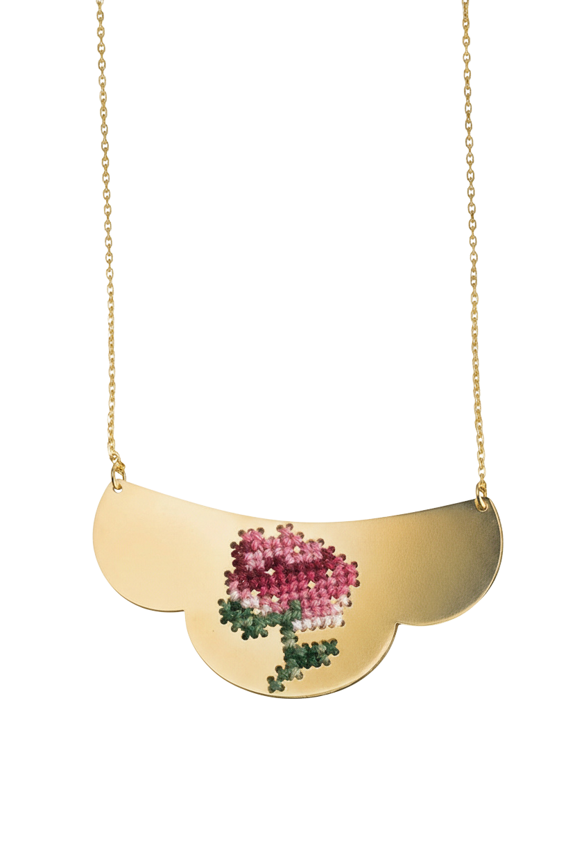 שרשרת עם תליון רקום בעבודת יד בצורתו הייחודית, דוגמת איקסים עדינה, תכשיט אומנותי עם נוכחות