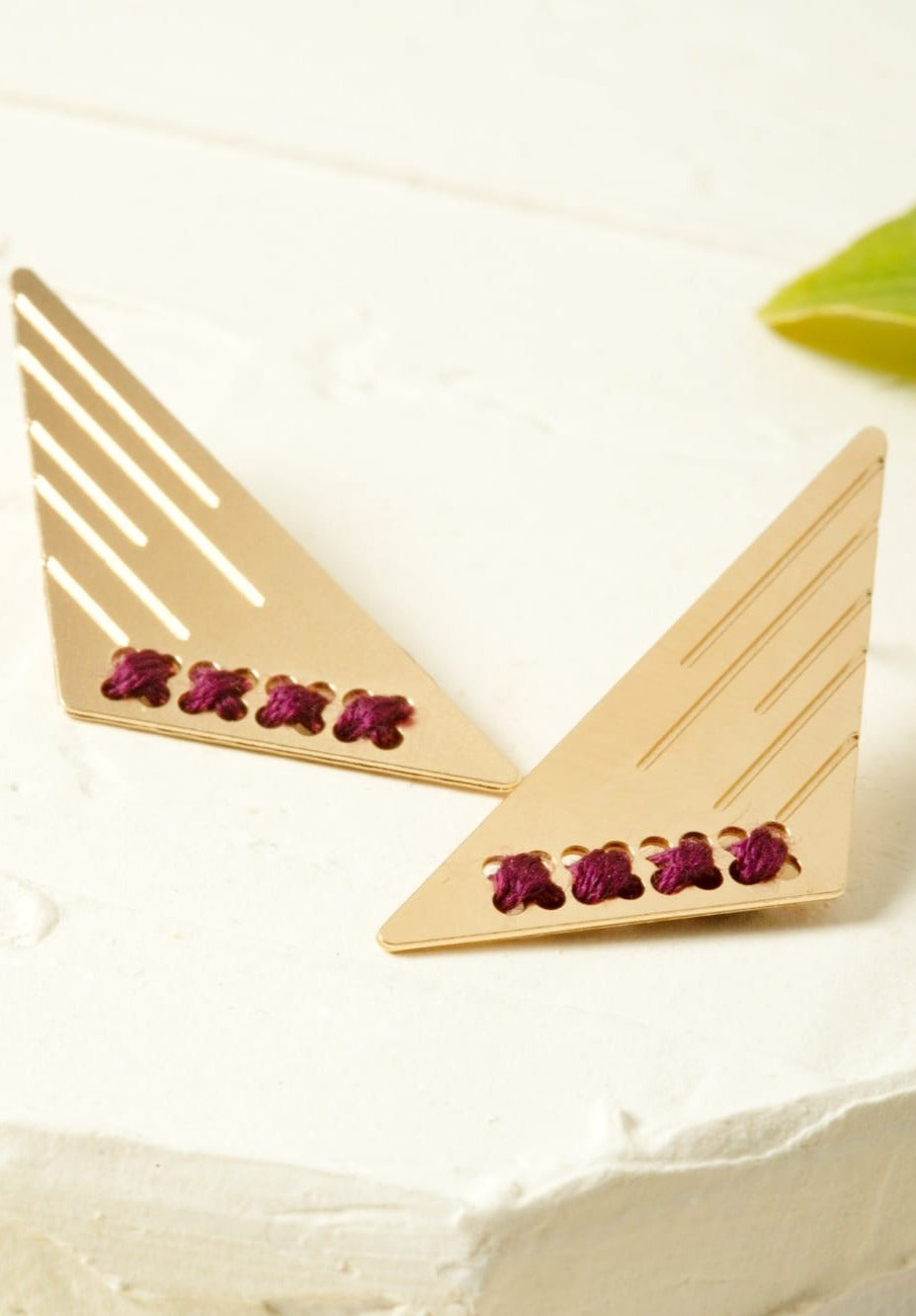 עגיל מעוצב עם רקמה בעבודת יד, בעיצוב צורני ייחודי ותלוי על האוזן.