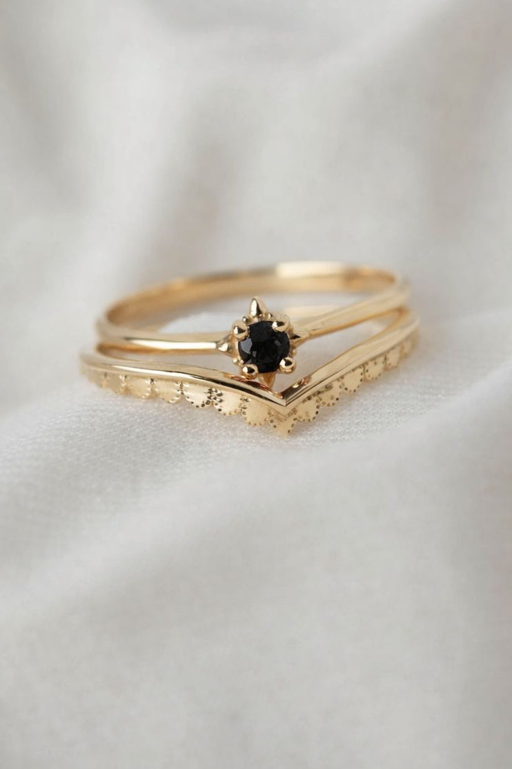 סט טבעות זהב עם טבעת יהלום שחור מרכזית וטבעת משלימה בעיצוב זוויתי עדין