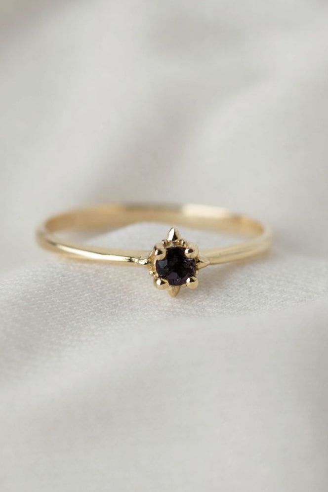 טבעת זהב 14K עם יהלום שחור מרכזי עדין