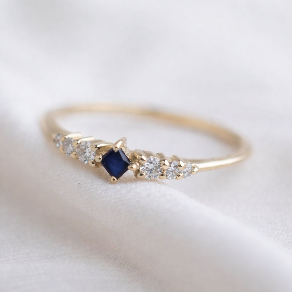 טבעת זהב 14K עם אבן ספיר טבעית מרובעת ושיבוץ יהלומים עדין