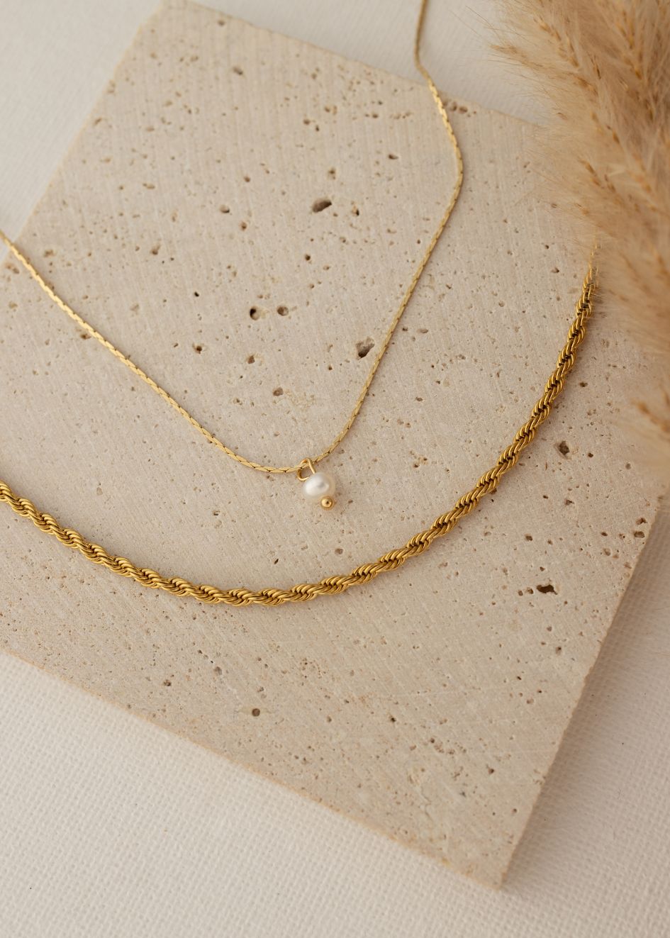 סט לורי אצילי ונותן תחושת חגיגיות מבית  הדס תכשיטים, סט שתי שרשראות כליל פנינה ושרשרת שריג שהן שילוב של נוכחות ועדינות