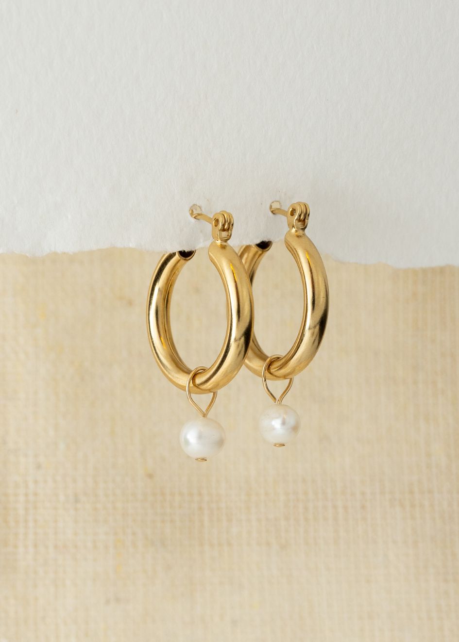 עגילי חישוק יפה כלבנה חישוק קלאסי עדין ואלגנטי מצופה זהב עם פנינה טבעית של הדס תכשיטים