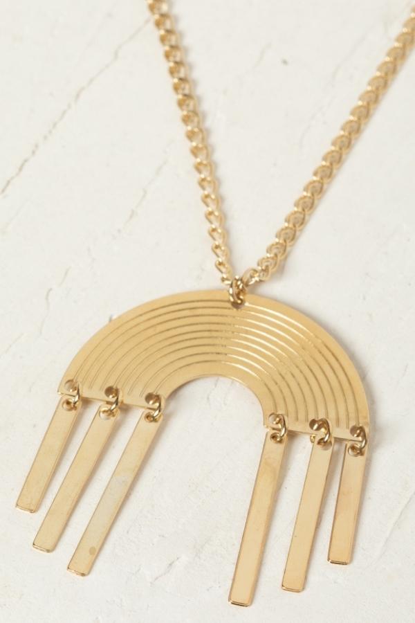 שרשרת קירגיסטן זהב עם תליון גדול וחריטות בעבודת יד, משלבת אתניות ואורבניות לסטייל מודרני ומלא נוכחות. שרשרת על-זמנית עם תנועתיות עדינה, מעוצבת בעבודת יד בישראל בציפוי זהב 24 קראט, היפו-אלרגנית וללא ניקל.